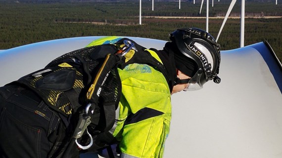 WindPower_technician_turbine_inspections.jpg (213.2 KB)