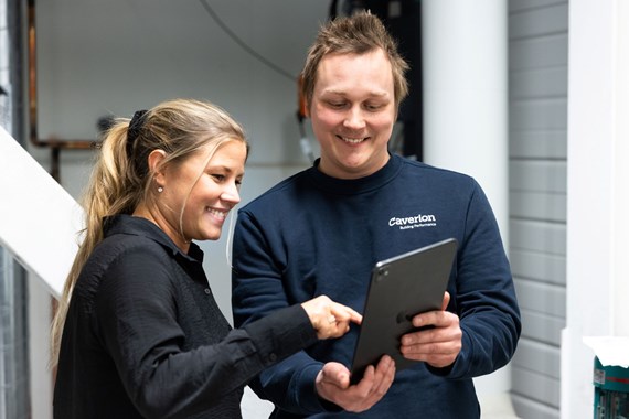 servicteknikere ser på smartview porta fra caverion.jpg