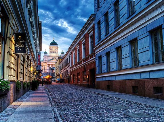 Helsingin tuomiokirkko ja torikorttelit iltahämärässä